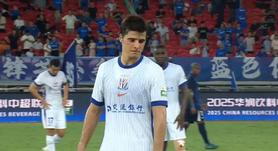 申花队0-1出现误判？特谢拉犯规只吃黄牌，将继续出战泰山队